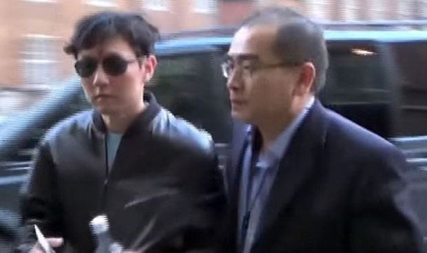 Ông Kim Jong Chol (bên trái) ở London năm 2015 (Ảnh: TBS TV)