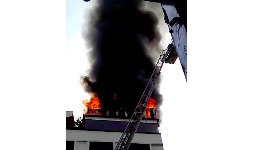 Cháy lớn khách sạn ở trung tâm TP HCM, du khách hốt hoảng