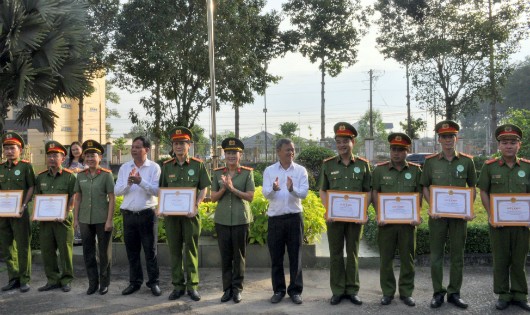 Khen thưởng các cá nhân, tập thể phòng chống tội phạm tại Đồng Nai