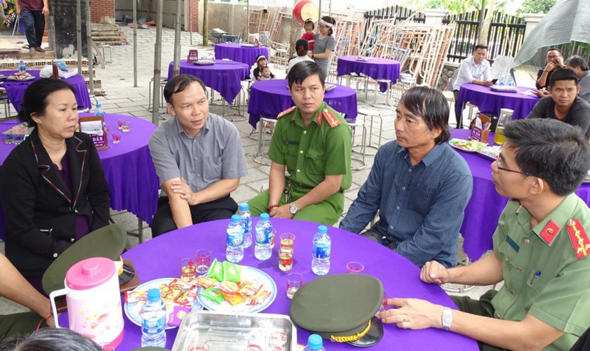 Đại diện Công an tỉnh Đồng Nai chia buồn với gia đình anh Nguyễn Thanh Tùng.