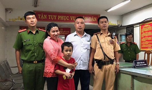 Chị Rukha Yahmary được trao lại con ở trụ sở công an phường Nguyễn Thái Bình. Ảnh: Cổng thông tin điện tử Công an TP HCM.