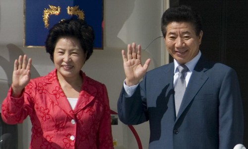 Cố tổng thống Hàn Quốc Roh Moo-hyun và phu nhân Kwon Yang-sook chuẩn bị cất cánh từ thành phố Seattle, Mỹ vào tháng 7/2007. Ảnh: UPI.