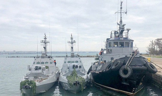 3 tàu Ukraine bị lai dắt về cảng Kerch ở bán đảo Crimea sau khi bị lực lượng an ninh Nga bắt giữ ngày 25/11. (Ảnh: TASS)