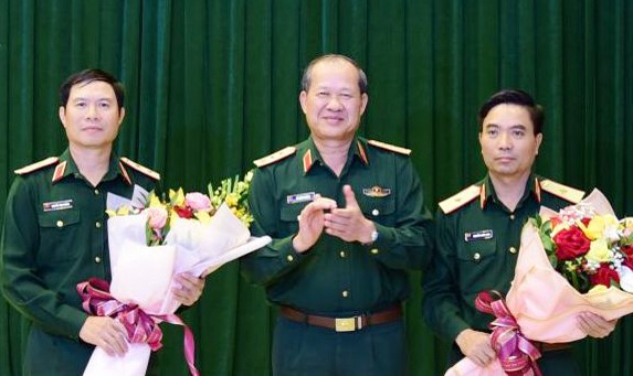 Thượng tướng Bế Xuân Trường chúc mừng Trung tướng Nguyễn Tân Cương và Thiếu tướng Nguyễn Doãn Anh được bổ nhiệm chức vụ mới. Ảnh: QK4