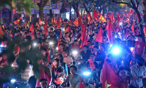 Người hâm hộ đổ ra các con phố trung tâm Hà Nội mừng chiến thắng của tuyển Việt Nam vào tối 6/12. Ảnh: Giang Huy