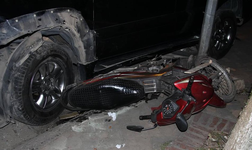Kinh hoàng nữ tài xế lái Lexus đâm loạt xe máy ven Hồ Tây, 6 người cấp cứu