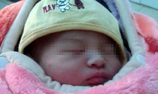 Bé trai sơ sinh còn nguyên dây rốn, nặng 3,2kg bị bỏ rơi tại Hà Nội