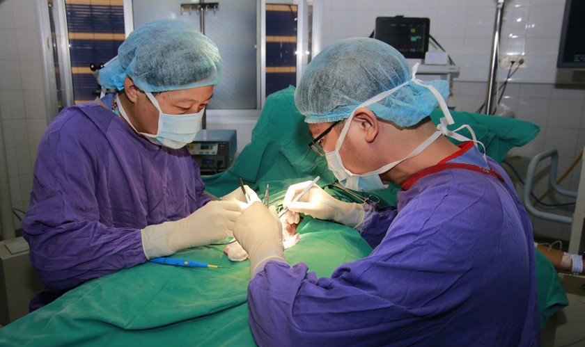 PGS Nguyễn Quang đang phẫu thuật cho bệnh nhân. Ảnh: Bệnh viện Hữu nghị Việt Đức.
