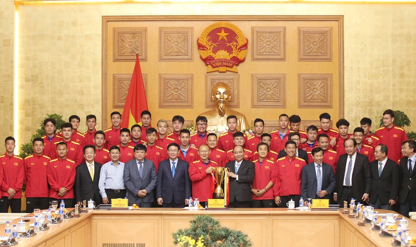 Thủ tướng trao nhiều phần thưởng cao quý cho ĐT Việt Nam