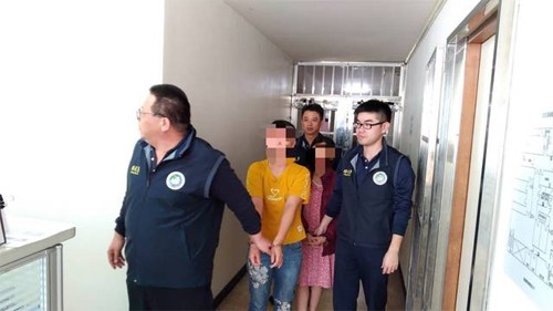 Cảnh sát đang tạm giữ một số người Việt để điều tra. Ảnh: Apple Daily.