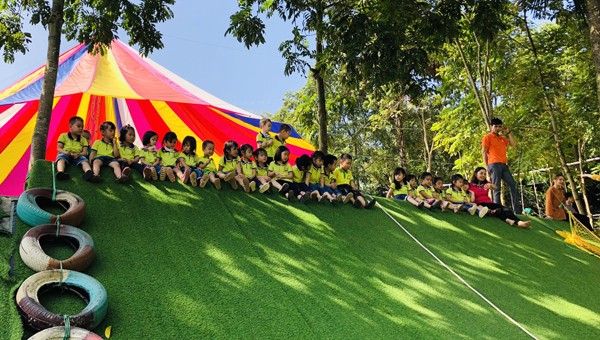 Khu vui chơi ngoài trời của Thu Cúc Garden có trò chơi trượt cỏ dành cho học sinh tiểu học, trung học.