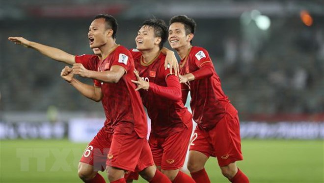 Các cầu thủ Việt Nam ăn mừng bàn thắng thứ hai ở phút 42. (Ảnh: Hoàng Linh/TTXVN)