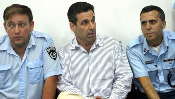 Cựu bộ trưởng Israel Gonen Segev (giữa). Ảnh: AFP.