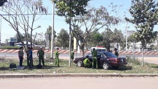 Lực lượng Công an và các đơn vị chức năng kiểm tra chiếc xe ôtô tại hiện trường. Ảnh: Công an tỉnh Bình Phước.