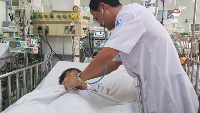 Bé trai 6 tuổi ngưng tim ở cổng cấp cứu do hóc kèn nhựa