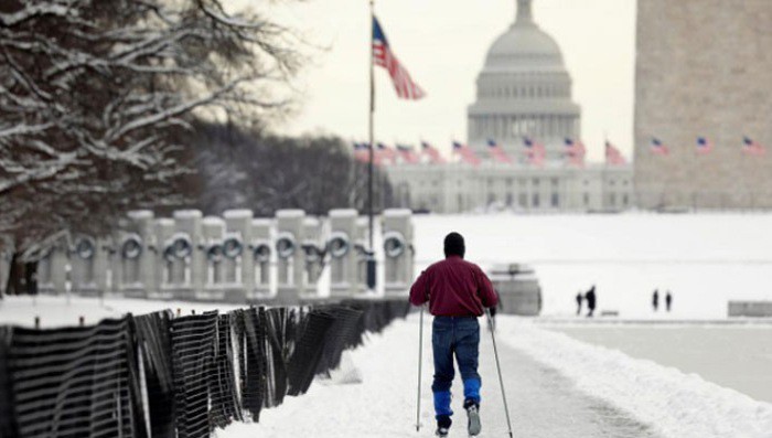 Một người trượt tuyết di chuyển về phía tòa nhà Quốc hội Mỹ trên Đồi Capitol ở Washington hôm 14/1, ngày đóng cửa thứ 24 của Chính phủ Mỹ - Ảnh: Reuters.