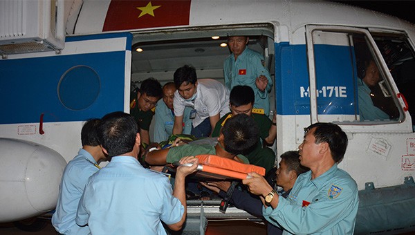 Bệnh nhân được đưa từ trực thăng xuống tại Sân bay Tân Sơn Nhất. Ảnh: Cổng thông tin điện tử Bộ Quốc phòng.