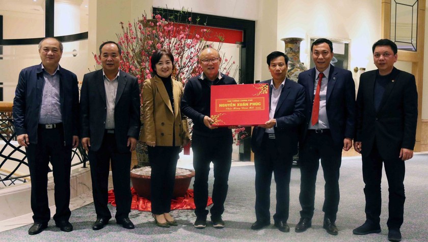 HLV Park Hang-seo được Thủ tướng Nguyễn Xuân Phúc tặng quà