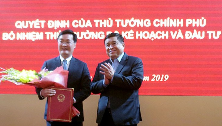 Bộ trưởng Bộ Kế hoạch và Đầu tư Nguyễn Chí Dũng trao Quyết định bổ nhiệm của Thủ tướng cho ông Nguyễn Đức Trung.