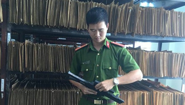 Công an kiểm tra súng nhựa thu giữ tại cửa hàng đồ chơi. Ảnh: Công an tỉnh Quảng Nam.