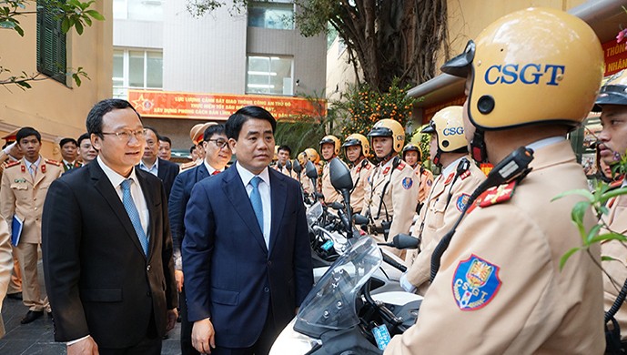 Chủ tịch UBND TP Nguyễn Đức Chung động viên chiến sĩ cảnh sát giao thông tại lễ ra quân. Ảnh: Cổng thông tin điện tử TP Hà Nội.
