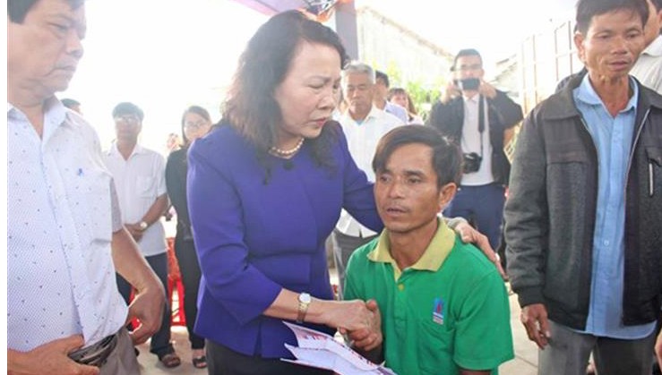 Thứ trưởng Nguyễn Thị Nghĩa thăm hỏi gia đình học sinh bị chết đuối. Ảnh: Moet.gov.vn