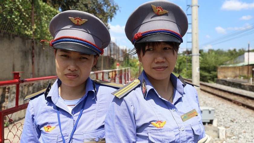 Hai nhân viên đường sắt Nguyễn Thị Minh (trái) và Đỗ Thị Lan (phải) đã dũng cảm cứu người 