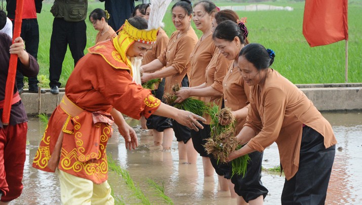 Đặc sắc Lễ hội Vua Hùng dạy dân cấy lúa dịp đầu năm