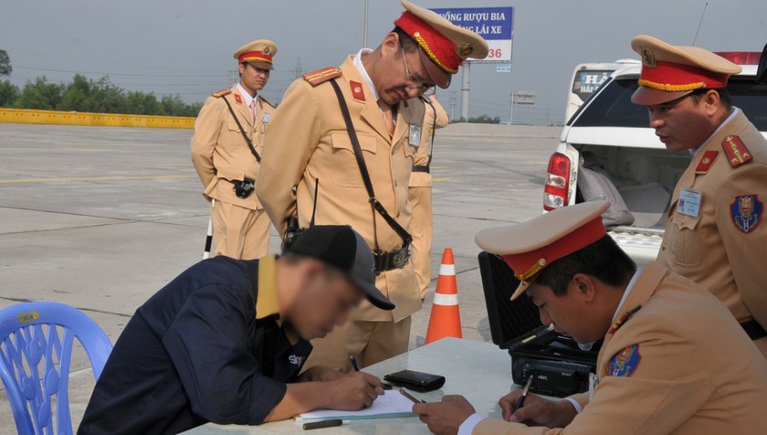 Đội tuần tra làm việc với tài xế T. Ảnh: Cục Cảnh sát giao thông.