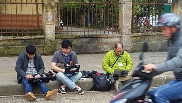 Muôn kiểu tác nghiệp của phóng viên quốc tế ở ga Đồng Đăng