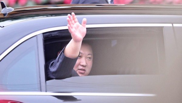 Ông Kim lên xe, vẫy tay chào những học sinh và người dân hai bên đường. Ảnh: VnExpess