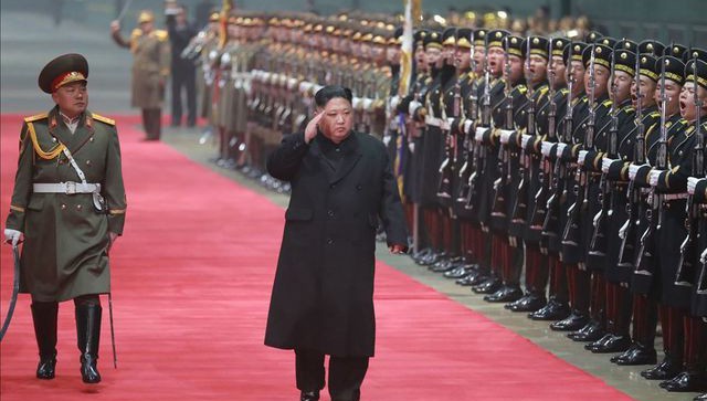 Ông Kim Jong-un duyệt đội danh dự khi về tới ga Bình Nhưỡng sau khi trở về từ hội nghị thượng đỉnh Mỹ - Triều lần hai tại Hà Nội. (Ảnh: Yonhap)
