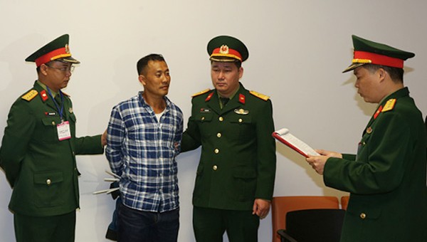 Cơ quan Điều tra hình sự Bộ Quốc phòng thông báo và tống đạt các quyết định tố tụng đối với bị can Lê Quang Hiếu Hùng. Ảnh: Thông tấn Quân sự.