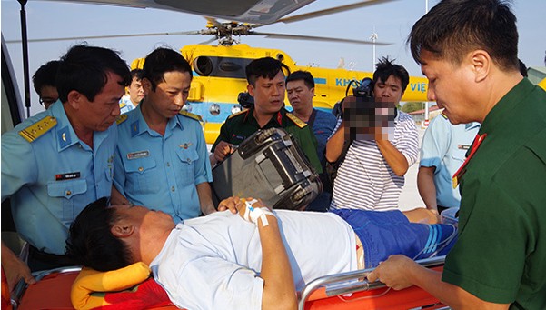 Vận chuyển bệnh nhân từ trực thăng lên xe cấp cứu. Ảnh: Cổng thông tin Bộ Quốc phòng.