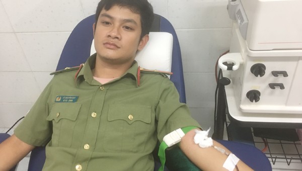Thiếu úy Võ Nguyên Duy hiến máu tại Bệnh viện đa khoa Núi Thành.