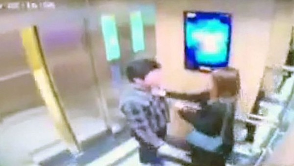 Người đàn ông có hành động sàm sỡ, cưỡng hôn bất chấp sự phản ứng của nữ sinh viên ngay trong thang máy bị camera an ninh ghi lại.