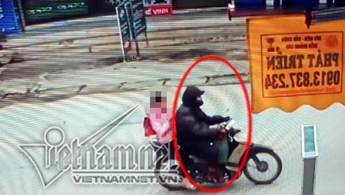 Hình ảnh nghi phạm được camera ghi lại trong lúc chở cháu Q. đến vườn chuối. Ảnh: VietNamNet.