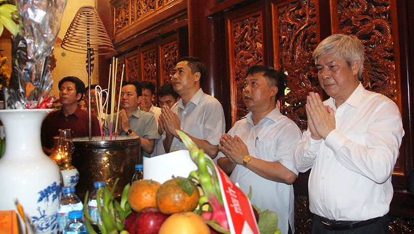 Đoàn lãnh đạo tỉnh Sơn La dâng hương, kính báo Vua Hùng thành tựu kinh tế của tỉnh.