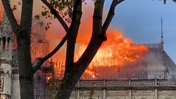 Cháy lớn tại Nhà thờ Đức Bà Paris
