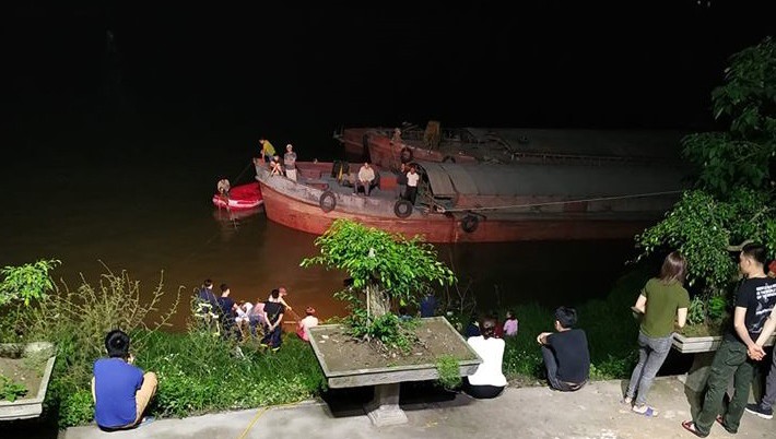 Lực lượn chức năng trục vớt thi thể nạn nhân. Ảnh: Công an tỉnh Bắc Ninh.