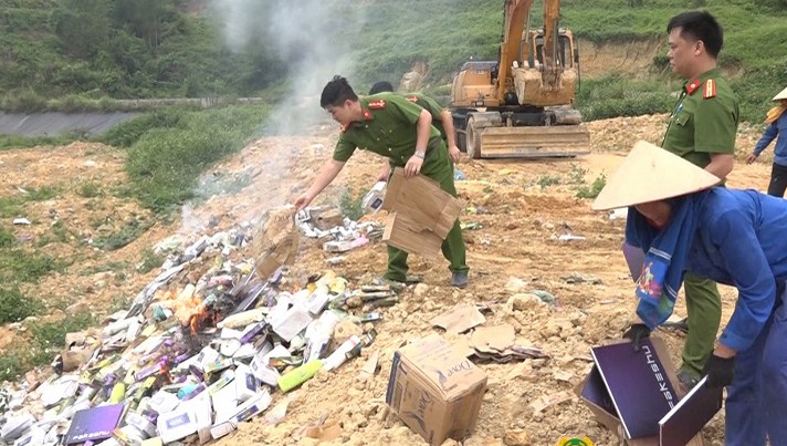 Lực lượng chức năng tỉnh Lạng Sơn tiến hành tiêu hủy các sản phẩm hàng hóa giả.