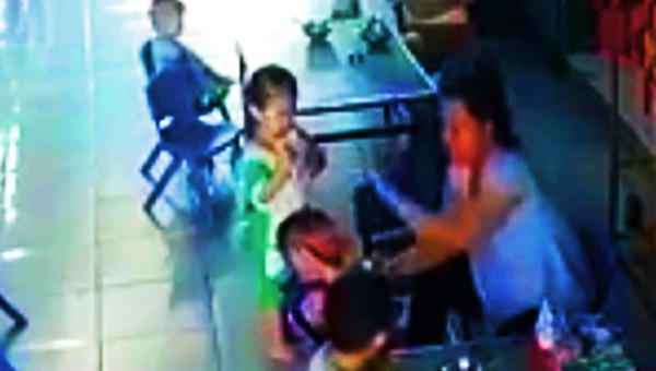 Nữ bảo mẫu dùng tay đánh nhiều cái vào đầu bé trai 3 tuổi. Ảnh: Cắt từ video.