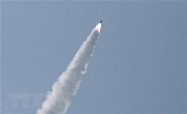 Một loạt vũ khí được Triều Tiên tiến hành thử nghiệm tại địa điểm không xác định ngày 5/5. (Ảnh: AFP/TTXVN)