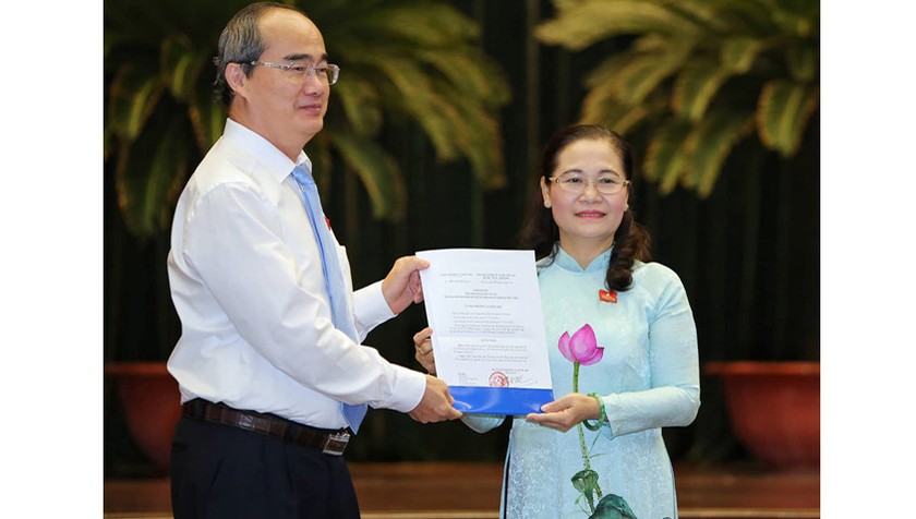 Ủy viên Bộ Chính trị, Bí thư Thành ủy TPHCM Nguyễn Thiện Nhân trao Nghị quyết của UBTVQH cho đồng chí Nguyễn Thị Lệ.