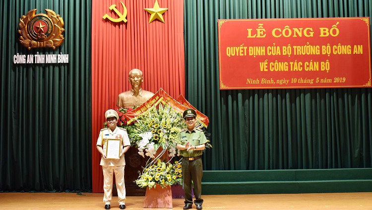Trung tướng Nguyễn Văn Sơn, Thứ trưởng Bộ Công an trao Quyết định của Bộ trưởng Bộ Công an cho Đại tá Phạm Văn Sơn.