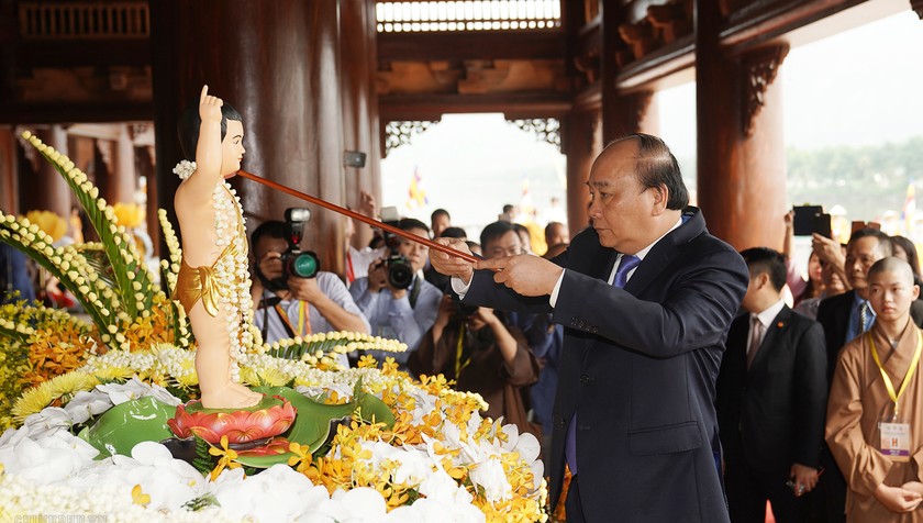 Thủ tướng Nguyễn Xuân Phúc thực hiện nghi lễ tắm Phật ngày khai mạc Vesak 2019