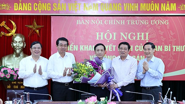Lãnh đạo Ban Nội chính Trung ương chúc mừng ông Nguyễn Thanh Hải. Ảnh: VGP News.