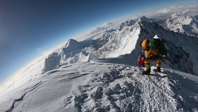 Những người leo núi trong hành trình chinh phục đỉnh Everest. (Ảnh: AFP/TTXVN)