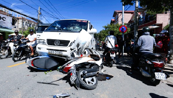 Hiện trường vụ tai nạn xe ô tô húc 3 xe máy tại đường Nguyễn Đình Chiểu.