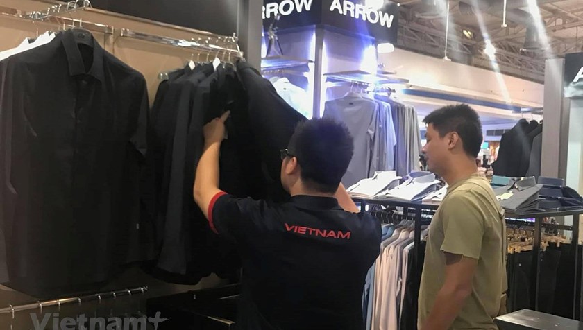 Phóng viên Việt Nam đi mua vest để tác nghiệp ở trận chung kết King's Cup 2019. (Ảnh: H.H.H/Vietnam+)